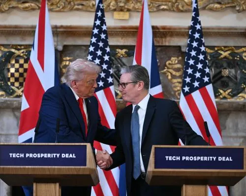 Donald Trump Turns Fire on Putin and Praises UK in Press Conference with Keir Starmer
