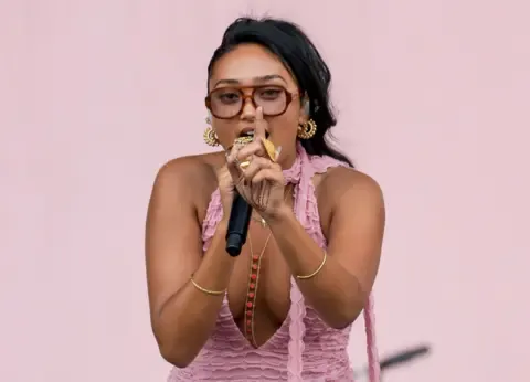 The singer-songwriter Embracing Perfectionism – Her Art Thrives for It