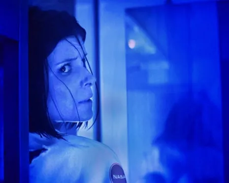 This Sci-Fi Thriller Film Analysis: Tense Moments and Mysterious Phenomena in a High-End Location